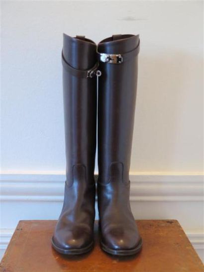HERMES
Paire de bottes cavalières cuir marron...