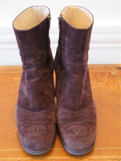 CHANEL
Paire de boots en daim marron T.38,5...