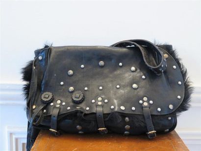 RALPH LAUREN
Sac gibecière cuir noir et fourrure...