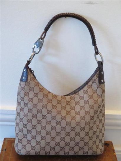 GUCCI
Sac tissu monogrammé marron et beige...