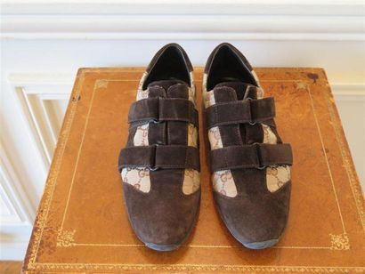 GUCCI
Paire baskets, tissu monogrammé marron...