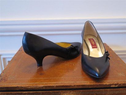 CAREL
Paire d'escarpins chevreau noir T.38,5...
