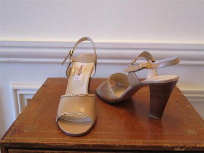 Coralie
Paire sandales chevreau beige T.40...