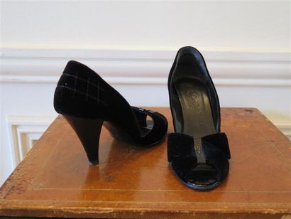 CHANEL
Paires escarpins bout ouvert velours...