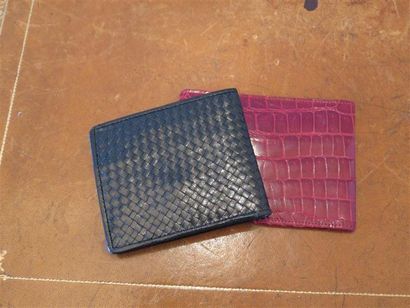 Lot de 2 porte monnaie,croco bordx et tressé...