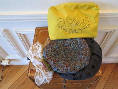 Moschino, Guess
Lot 1 pochette Moschino jaune,1...
