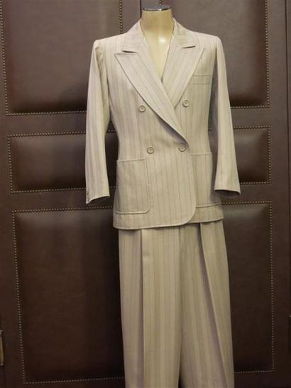 YSL
Variations Tailleur pantalon beige rayé...