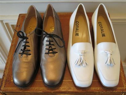 Lot comprenant:1 paire de lacets mordoré...