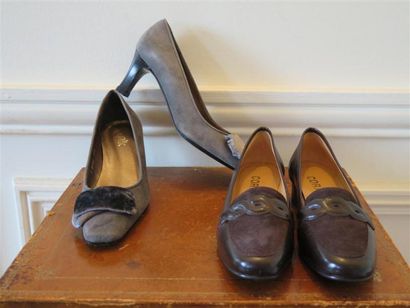 Lot comprenant:1 paire d'escarpins daim gris...