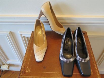 Lot comprenant:1 paire d'escarpins beige...