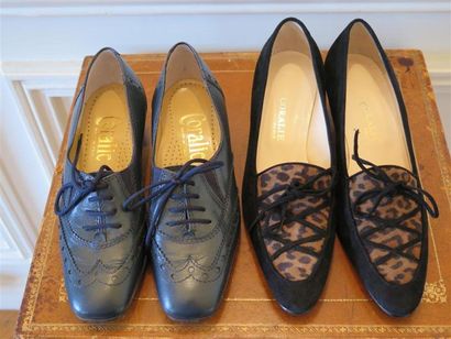 Lot comprenant:1 paire de mocassins en daim...