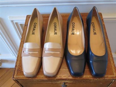 Lot comprenant:1 paire de mocassins beige...