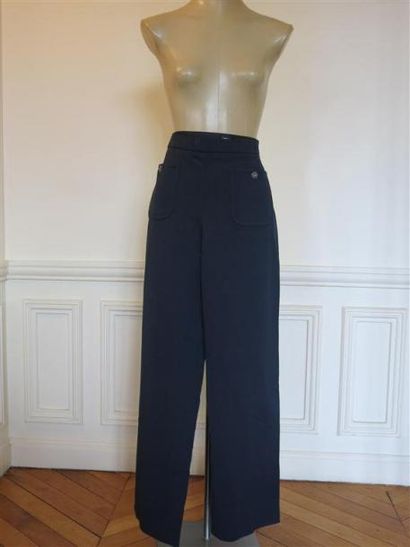 CHANEL
Pantalon de jogging en sweat bleu...