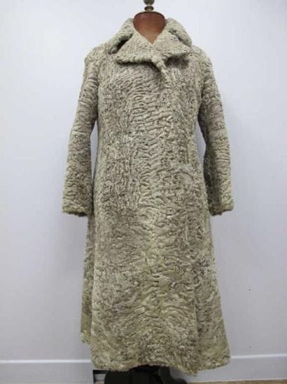 Manteau en astrakan gris.
