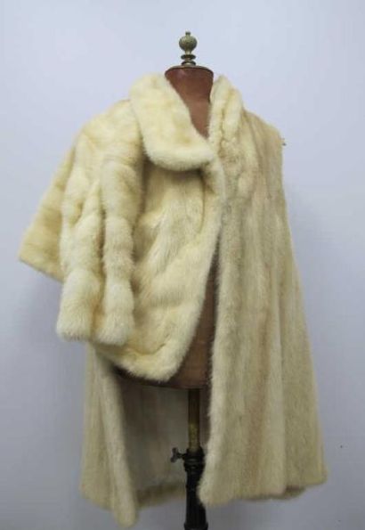 Manteau 3/4 et boléro en vison beige.(28...