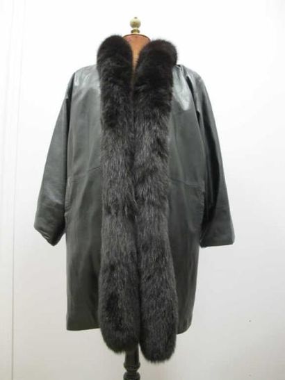 Manteau 3/4 en cuir noir, col vison noir...
