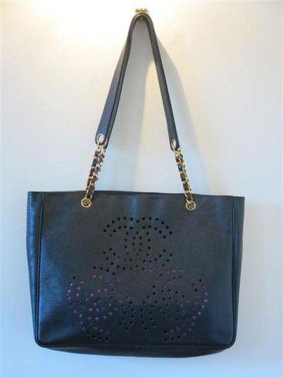 CHANEL
Sac forme besace cuir grainé noir,bandoulière...