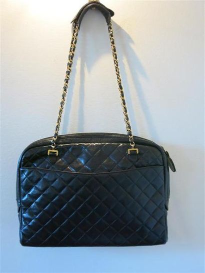 CHANEL
Sac besace cuir agneau matelassé noir,2...