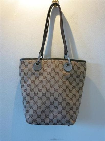 GUCCI
Sac seau en toile monogrammée marron...