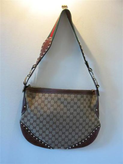 GUCCI
Sac forme besace,toile monogrammée...