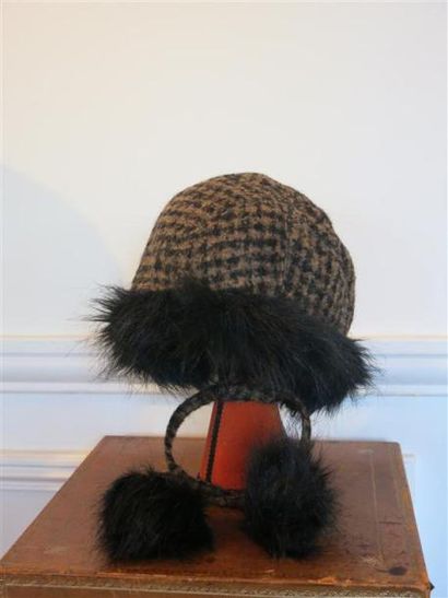 CHANEL
Bonnet tweed fourré