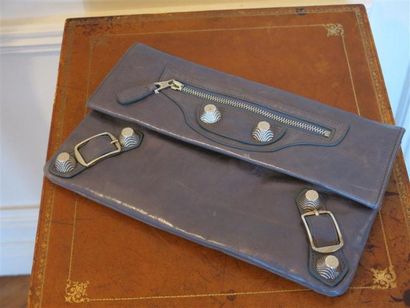 BALANCIAGA
Pochette en cuir gris bleu.Base...