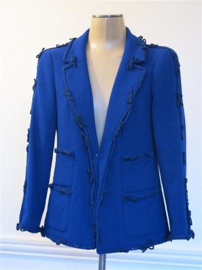 CHANEL
Veste crèpe bleu dur gansée bleu ...