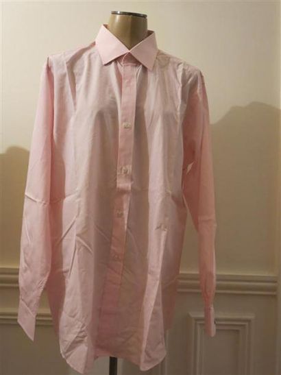 HERMES
Chemise rose T.17,5 état neuf