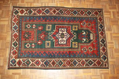 Original KAZAK (Caucase). Fond vert éremaude....