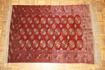TEKKE BOUKHARA (Russe). Fond brique à décors...
