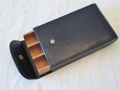 DUNHILL
Etui porte cigare en cuir noir, intérieur...