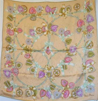 Nina RICCI
Foulard imprimé en soie abricot.Bon...