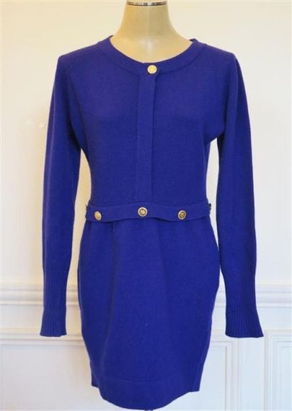 CHANEL
Robe en cachemire bleu dur, boutons...