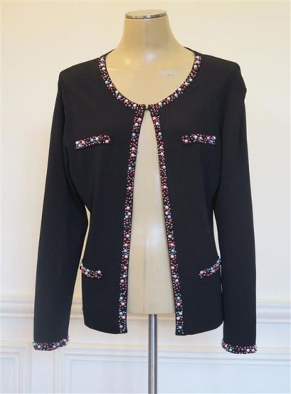 Miss Papillon
Cardigan noir et perles multicolores...
