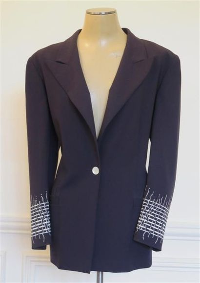 ESCADA
Blazer bleu marine, manches brodées,...