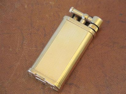 DUNHILL
Briquet métal doré