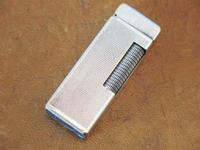 DUNHILL
Briquet argent patiné, dans l'ét...