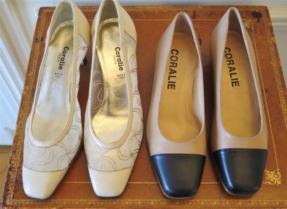 Lot comprenant: 1 paire de d'escarpins beige...