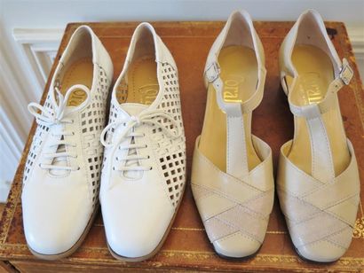 Lot comprenant: 1 paire de lacets blancs...