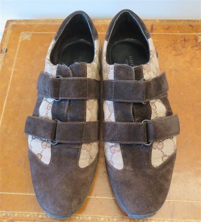 GUCCI
Paire de baskets monogrammés T.39