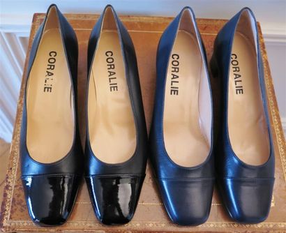 Lot comprenant: 1 paire d'escarpins en chevreau...