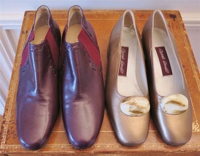Lot comprenant: 1 paire d'escarpins mordorés...