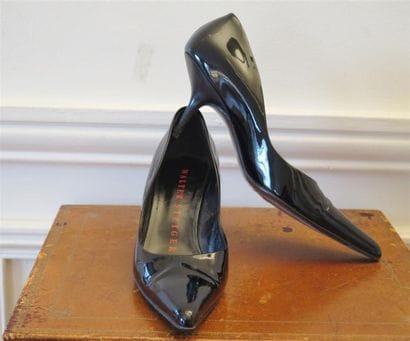 Walter STEIGER
Paire escarpins en verni noir...