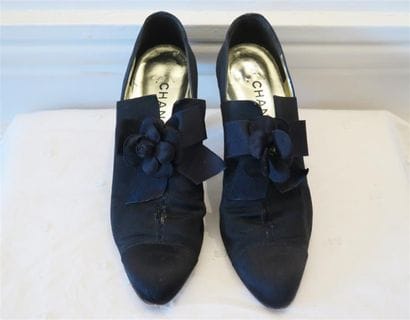 CHANEL
Paire richelieu en satin noir T.40...
