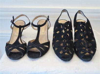 Lot comprenant: 2 paires de sandales en daim...