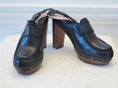 Gérard DAREL
Paire de sabots en cuir et bois...
