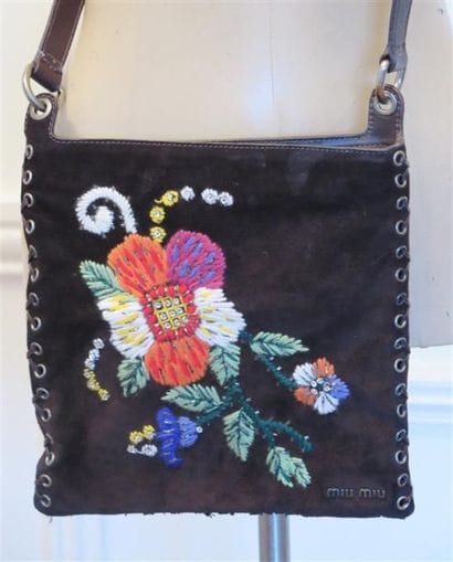MIU-MIU
Sac en daim marron brodé de fleurs...