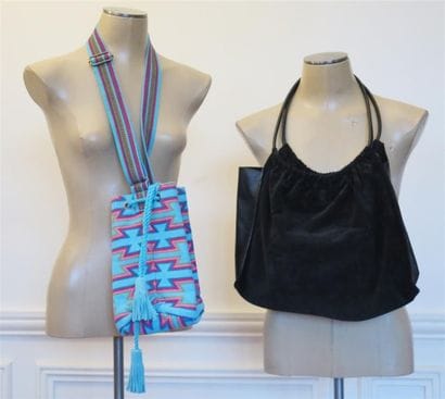 Lot comprenant: 1 sac en daim noir et 1 sac...
