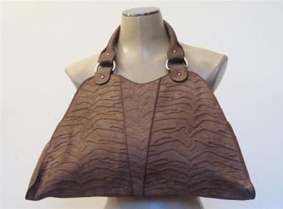 FENDI
Sac en daim beige façonné