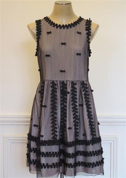 RED VALENTINO
Robe en tulle noir rebrodé...